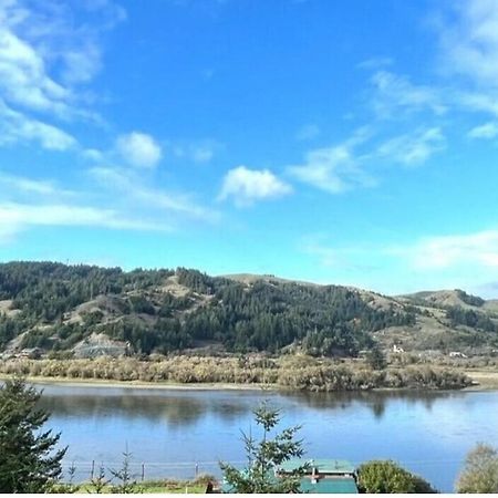 Rogue River Landing Resort Голд-Бич Экстерьер фото